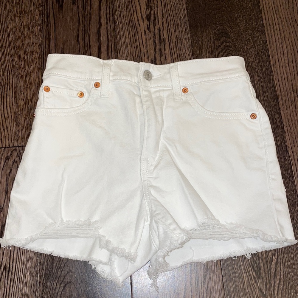 NWOT Levi’s white denim shorts